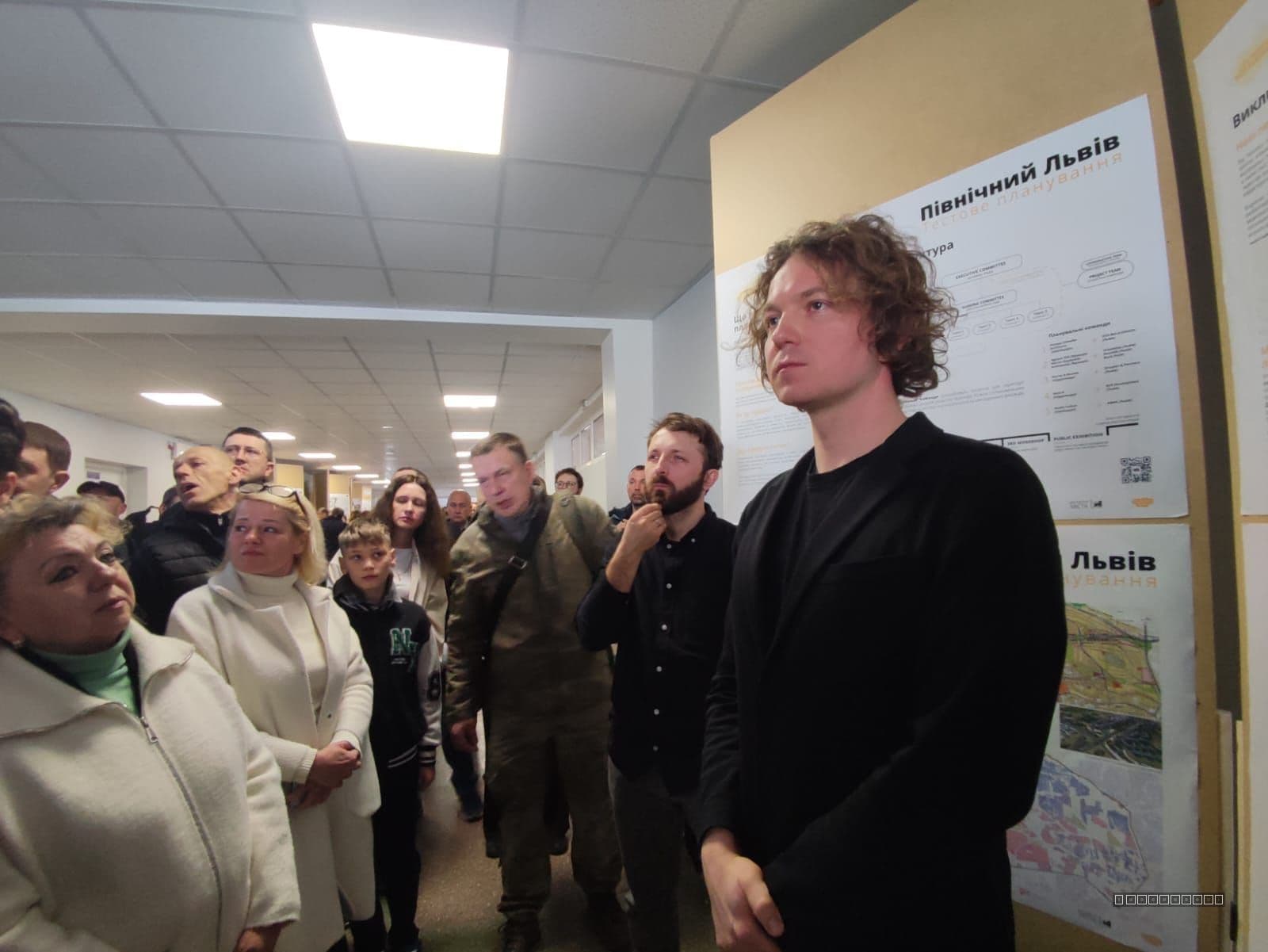 Головний архітектор Львова Антон Коломєйцев і мешканці на обговоренні проєктів для "Північного Львова"