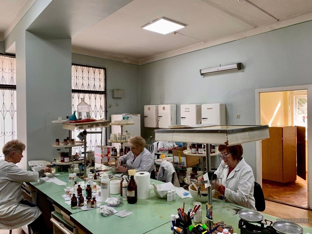 Колектив аптеки №44 виготовляє ліки