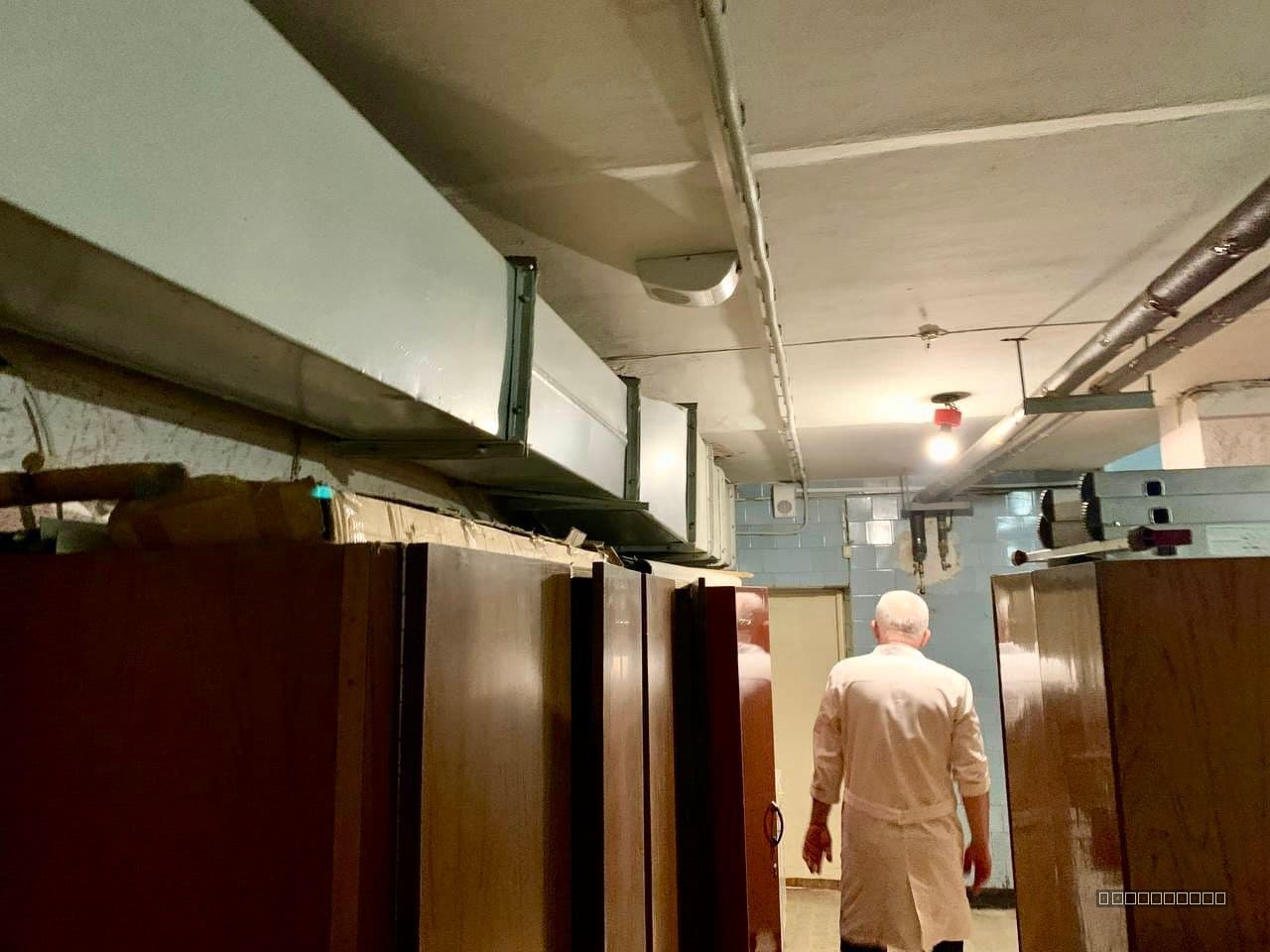 Директор аптеки веде в підвал, який використовують як склад