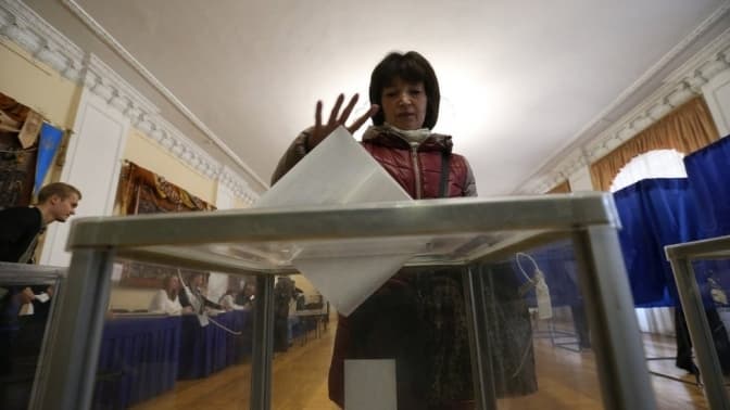 Як люди на самоізоляції та хворі на Covid-19 голосуватимуть на виборах 25 жовтня. Головне за минулу добу