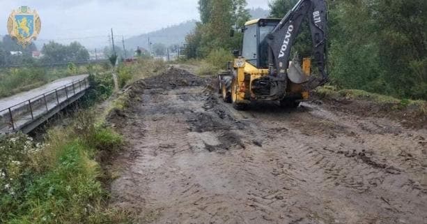 На дорозі Мшанець – Стрілки почали ремонтувати міст, який 13 років тому пошкодила повінь
