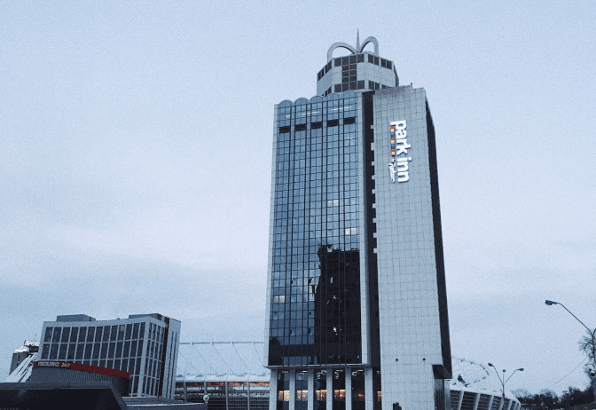 В Києві суд арештував готельний комплекс Park Inn, який належав Новинському