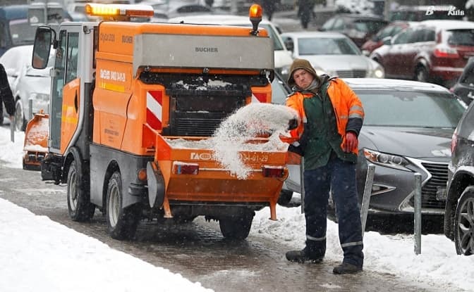 Обробка вулиць від снігу. Фото: з відкритих джерел