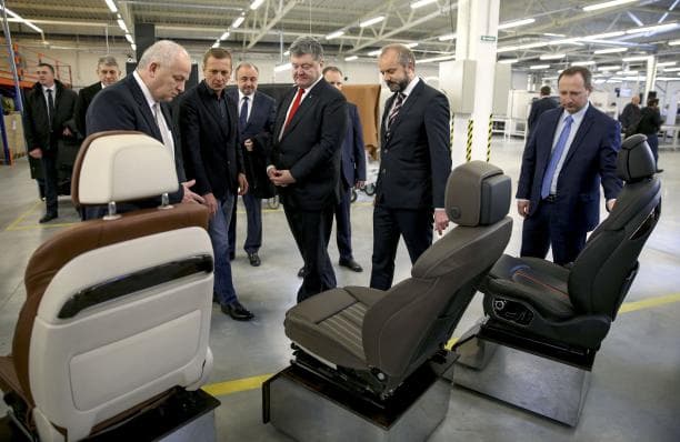 На Львівщині Президент відкрив німецький завод із пошиття авточохлів