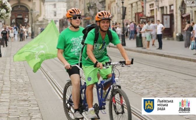 Фото дня: зі Львова стартував велопробіг незрячих людей до Одеси