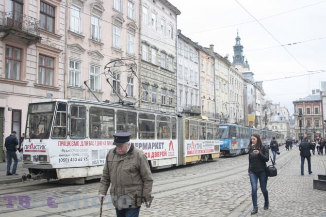 Ситуація на дорогах Львова. На площі Ринок зупинилися трамваї