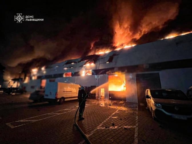 Російський удар зруйнував склад гуманітарної допомоги у Львові