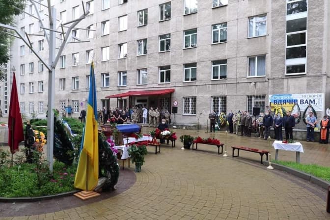 У Львові прощаються з померлим від коронавірусу начальником військового госпіталю. Фото