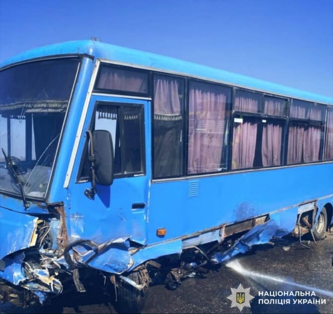 На Київщині сталася смертельна ДТП за участі пасажирського автобуса та легковика