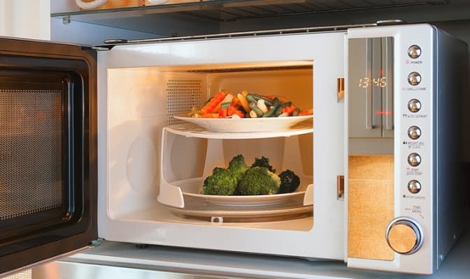 Наскільки шкідливо готувати чи гріти овочі в мікрохвильовці. Роз'яснення МОЗ