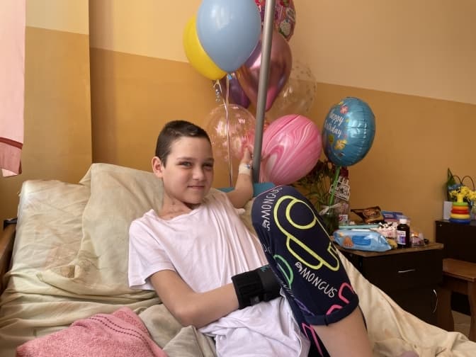 Уламок снаряду досі в голові. У Львові рятують дівчинку з Вугледара, що єдиною вижила після обстрілу