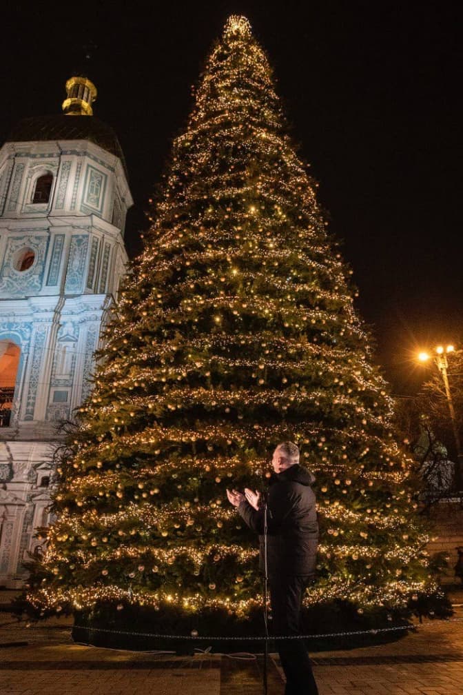 На Софійській площі у Києві запалили головну ялинку країни