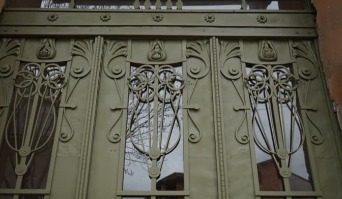 У Львові відреставрували ще одну сецесійну металеву браму. Фото до і після