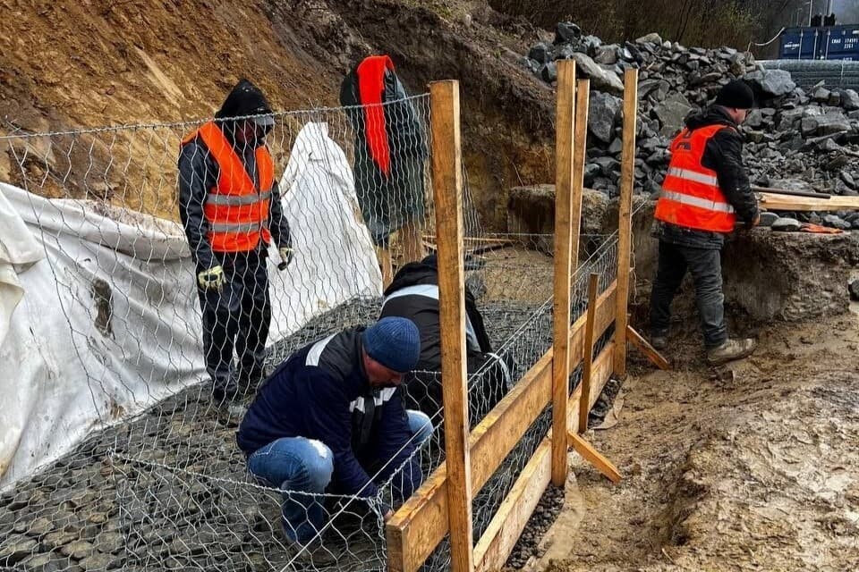 Фото: формування нової підпірної стінки з габіонних конструкцій/ЛМР