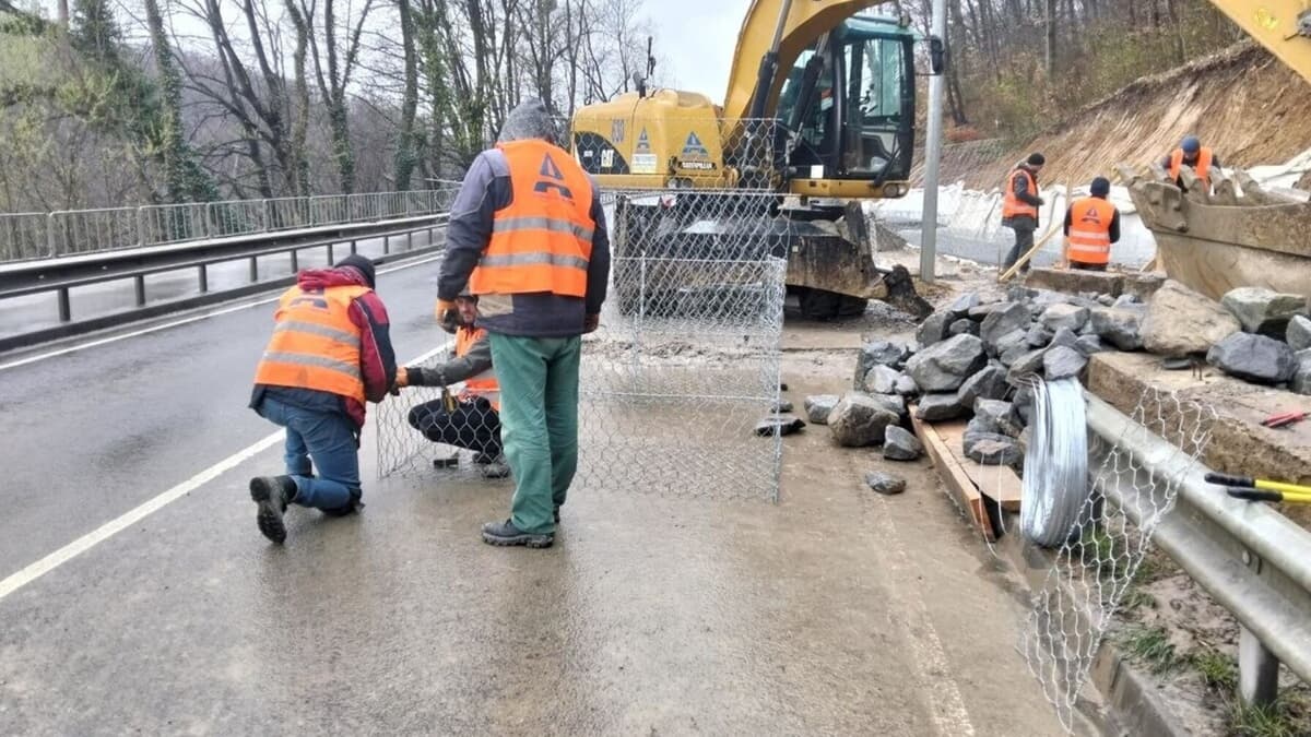 На в’їзді до Львова розпочали облаштування нової підпірної стінки: як це впливає на рух
