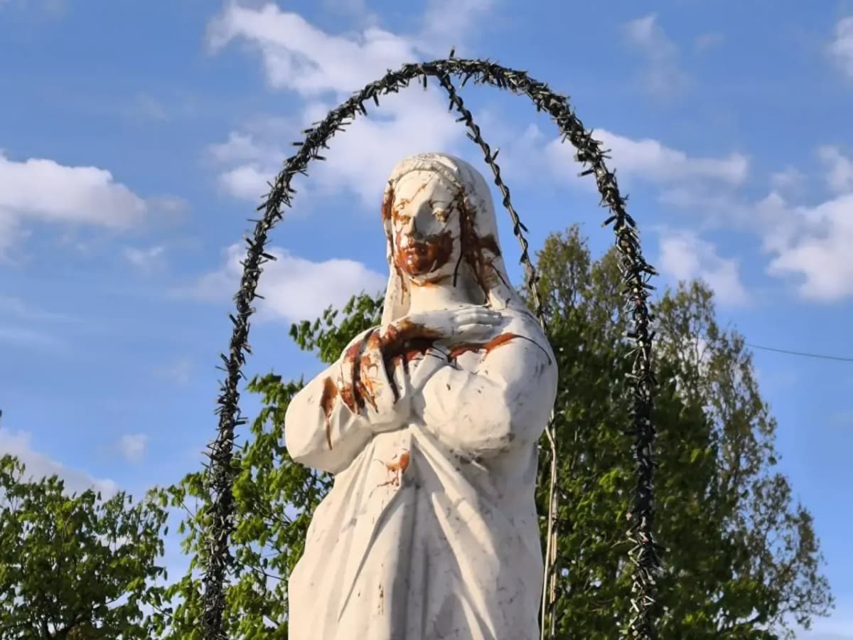 Осквернення скульптури Матері Божої на Львівщині: зловмиснику загрожує до 5 років обмеження волі