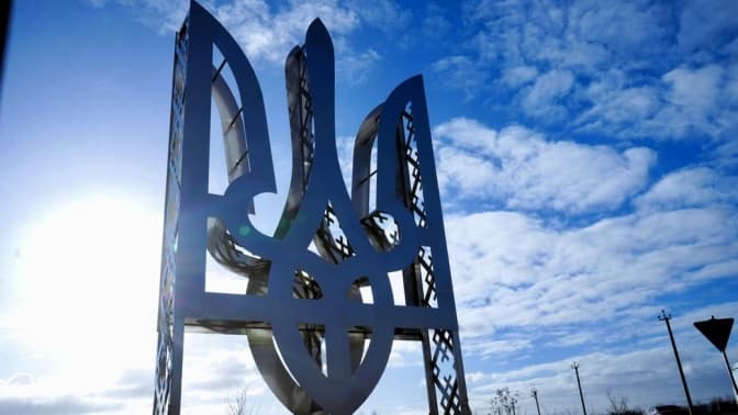 У Бучанській громаді встановили п'ятиметровий монумент-тризуб