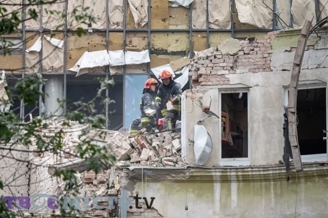 Надзвичайники показали, як вивільняли жінку з-під завалів у Львові. Відео