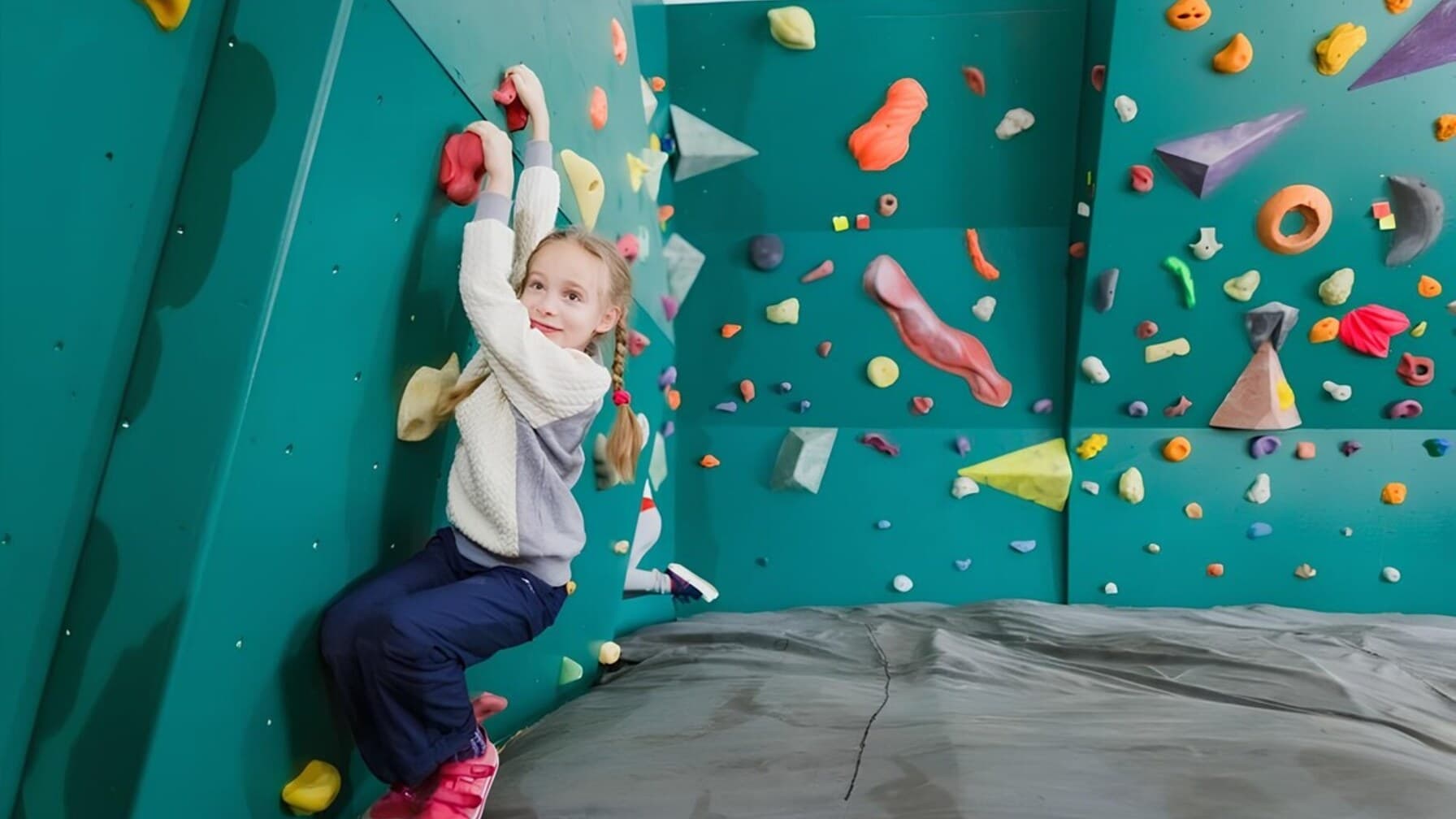 Дівчинка на скеледромі / фото: ЛМР