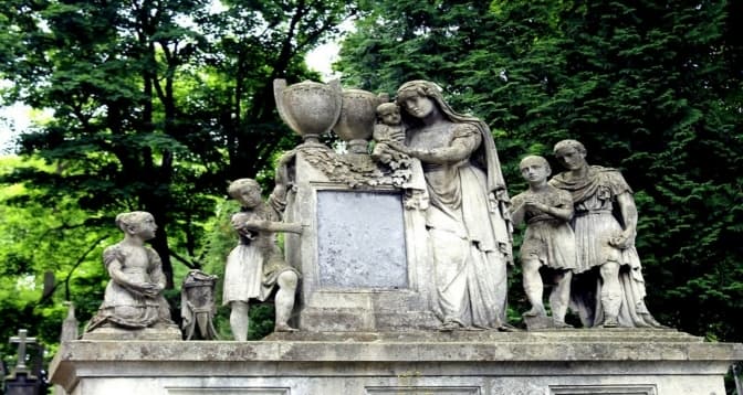 Львів'ян запрошують на екскурсію скульптурами Личаківського цвинтаря