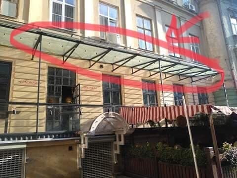 Власника пабу в центрі Львова оштрафували на 170 тисяч гривень за самовільний дашок