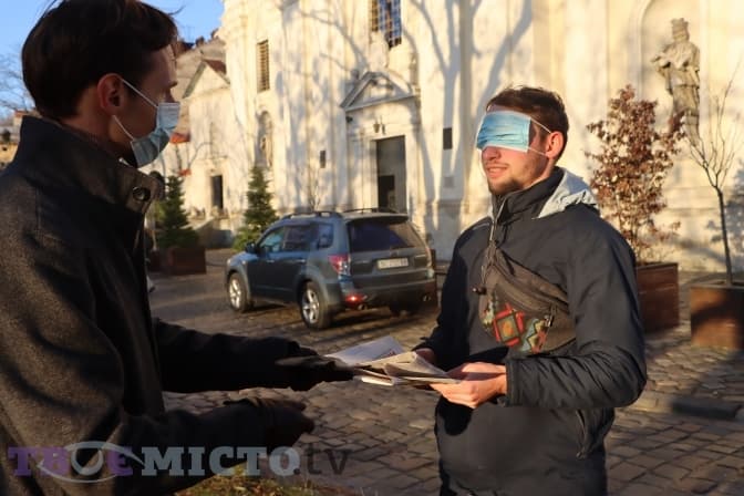 «Буде кінець світу, ми знаємо, як врятуватись». Хто і навіщо заперечує пандемію