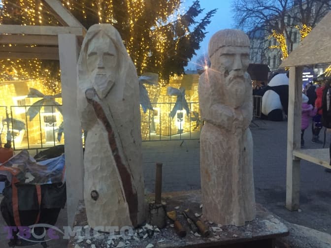 У Львові просто неба виготовляють унікальні дерев`яні скульптури. Фото