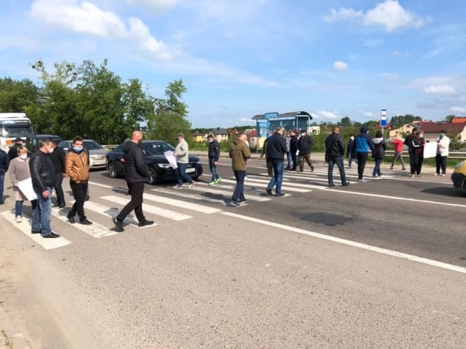 У Підрясному люди перекривають дорогу. Не хочуть приєднання до Львова