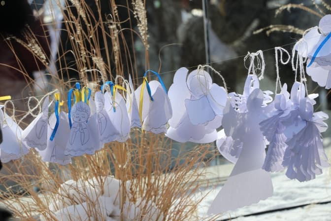 На Меморіалі пам’яті Героїв Небесної Сотні розвісили паперових ангелів. Фото