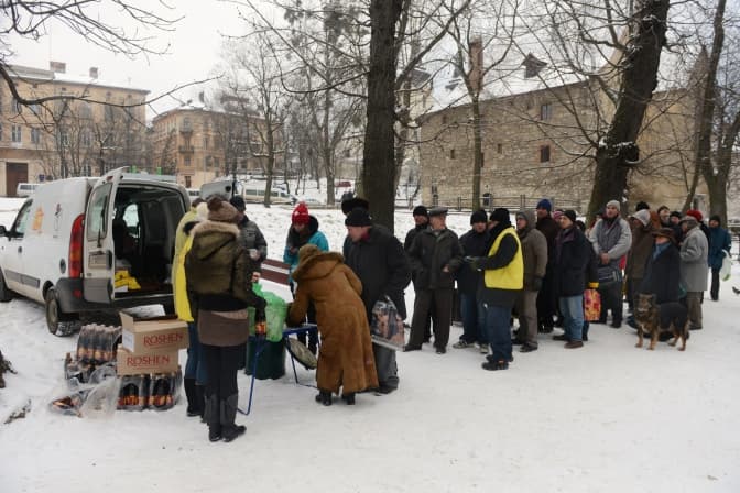У Львові шукають волонтерів для роздачі їжі та теплих речей на вулицях. Як долучитись