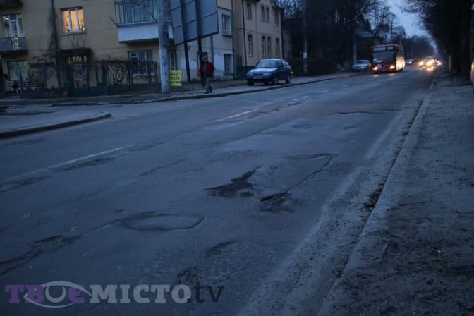 Сніг зійшов – асфальт зійшов. Які дороги потребують ремонту у Франківському районі. Фото