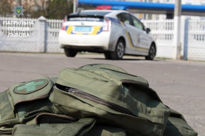 Патрульні Львова отримали медичні аптечки за стандартами НАТО. Фото