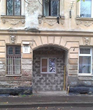 Львів’янка замурувала браму австрійського будинку, щоб зробити санвузол. Оновлено