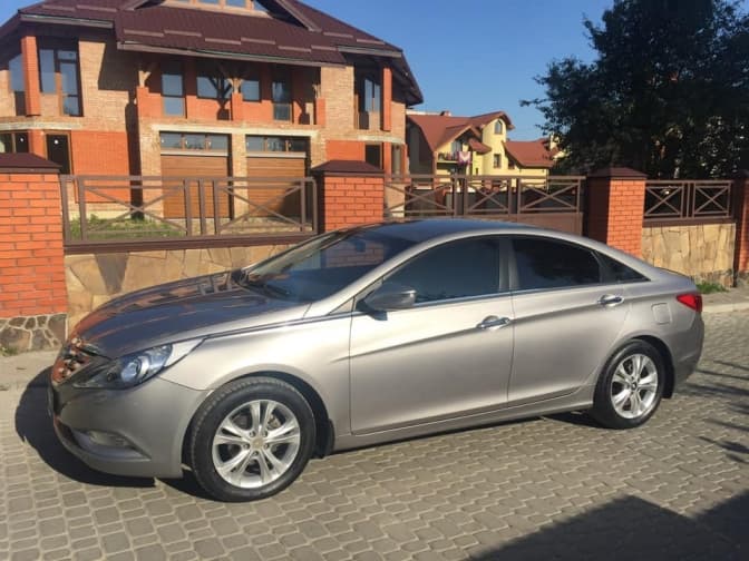 Ексдиректорка палацу Хоткевича просить допомоги знайти її вкрадене авто. Фото