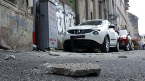 У Львові на автівку обвалились фрагменти будинку. Фото