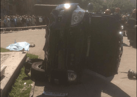 У центрі Львова авто наїхало на людей: загинула жінка. Нові деталі, фото, відео