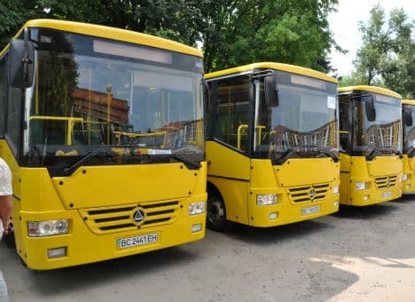 Водіям громадського транспорту у Львові роздаватимуть питну воду