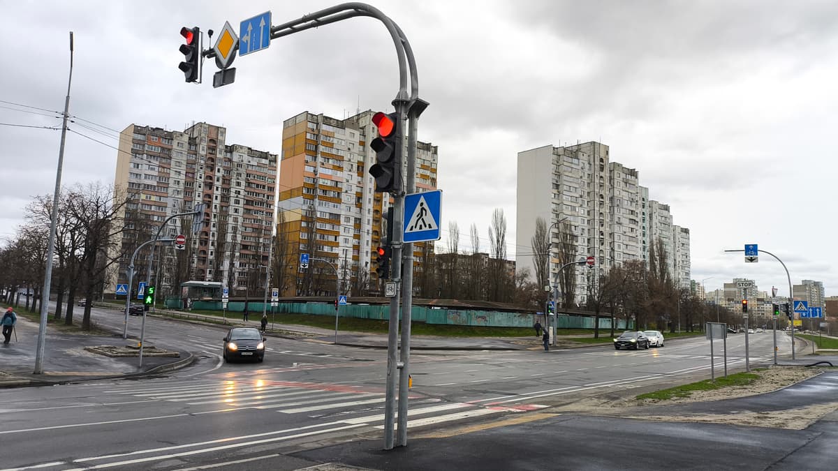 У Києві на перехресті вулиць Райдужної та Ігоря Юхновського запрацював новий світлофор