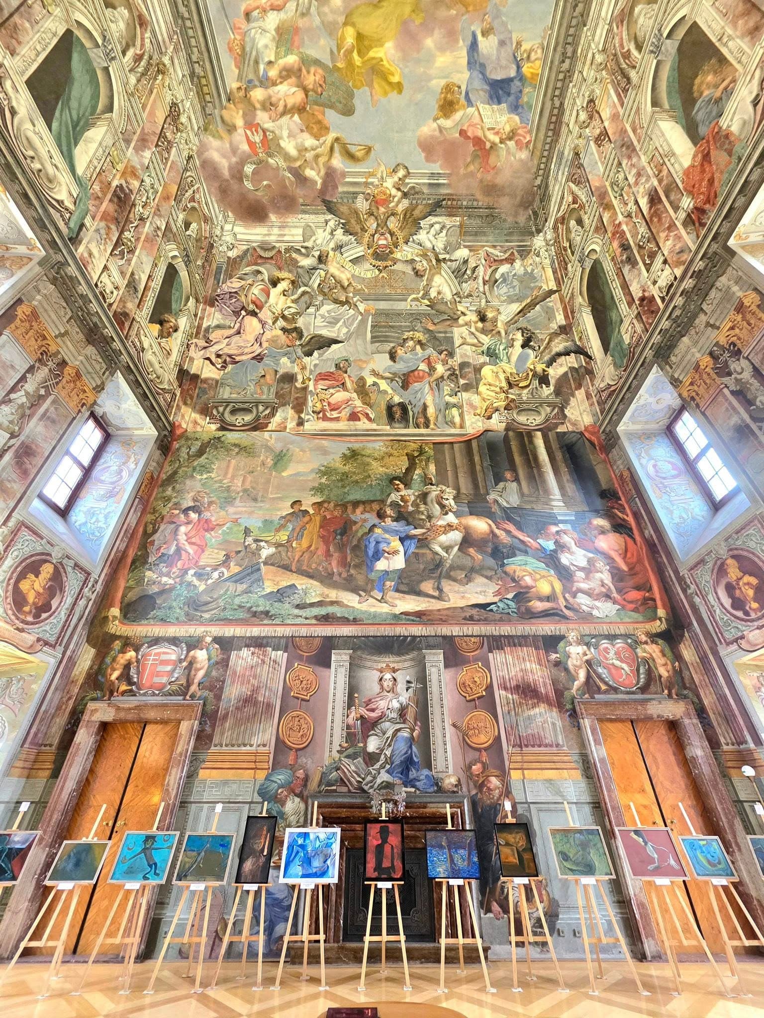 Картини юного митця зі Львова презентувати у надзвичайно красивому Тройському замку в Празі / фото ЛОДА