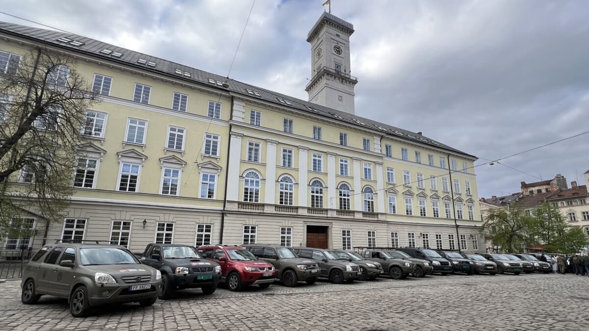 У Львові норвезькі волонтери передали 30 авто для ЗСУ — це вже 500-й транспорт у межах ініціативи