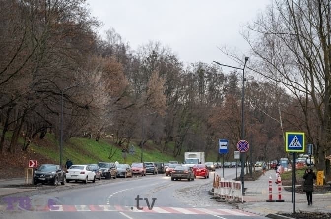 До лікарні на Орлика у Львові облаштовують доріжку для маломобільних груп