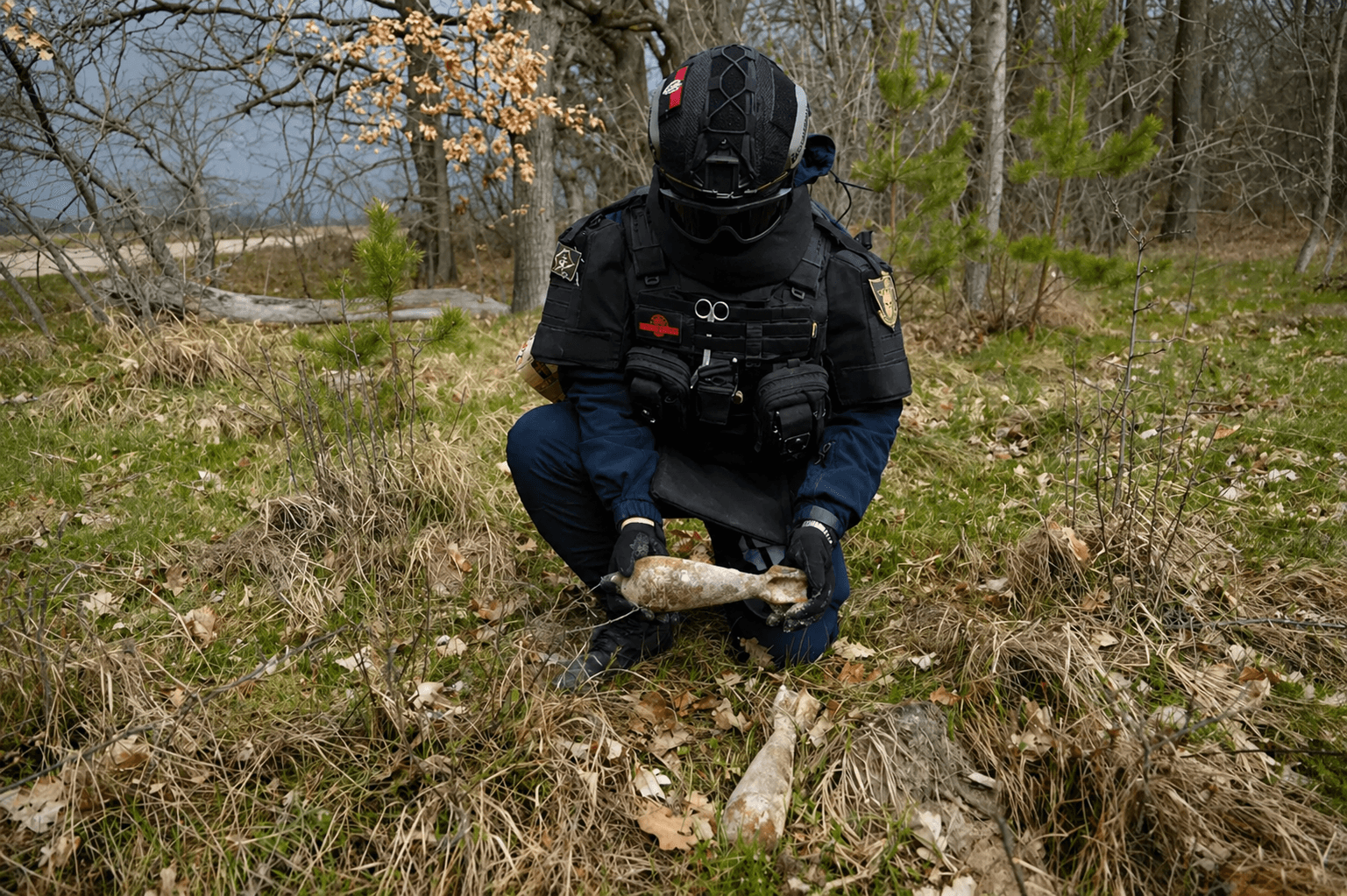 Рятувальники наголошують бути обережними під час прогулянок на природі, адже можна знайти небезпечні предмети / фото ДСНС 