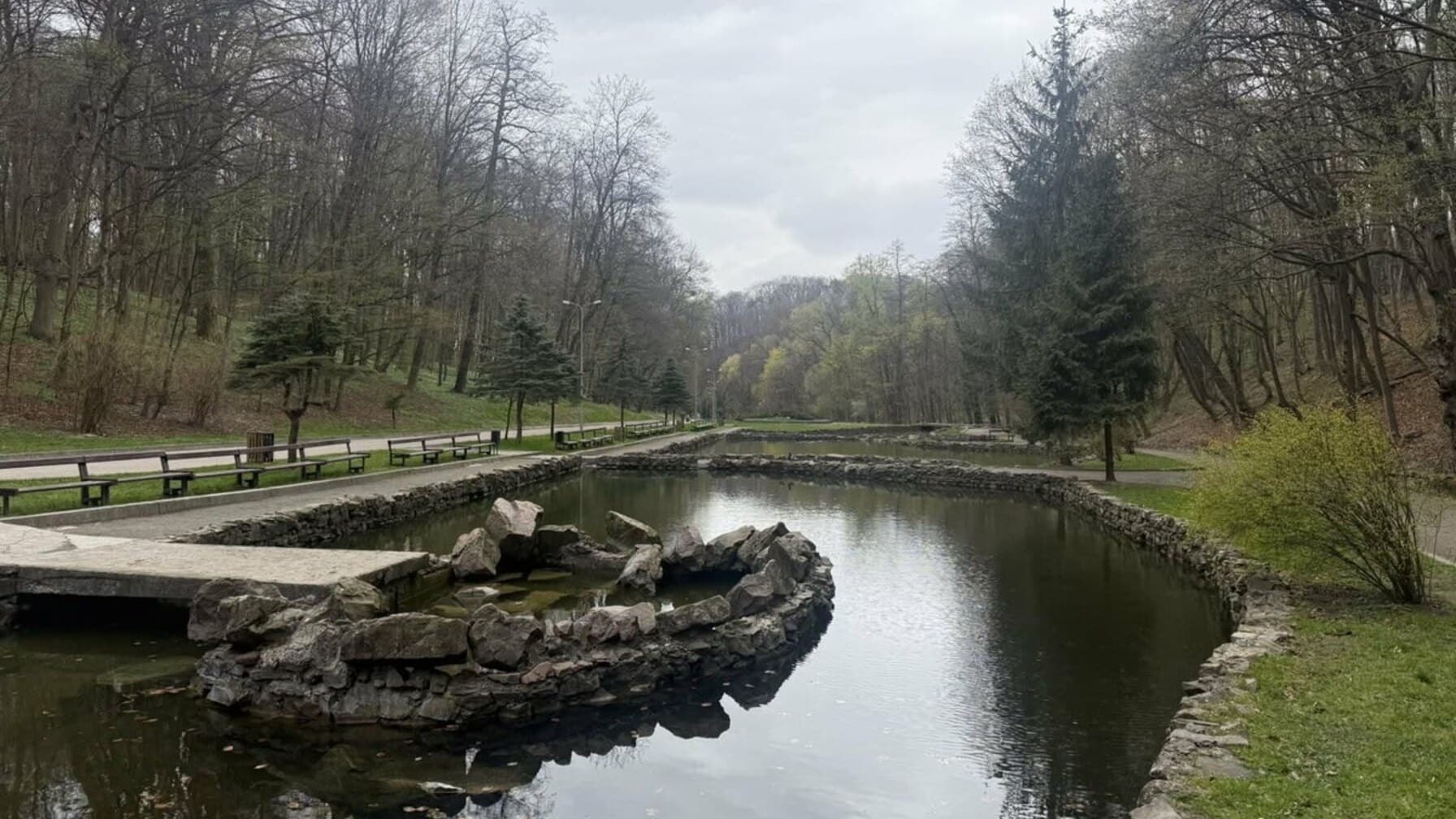 Озеро заповнене водою в парку “Погулянка” / Фото ЛМР