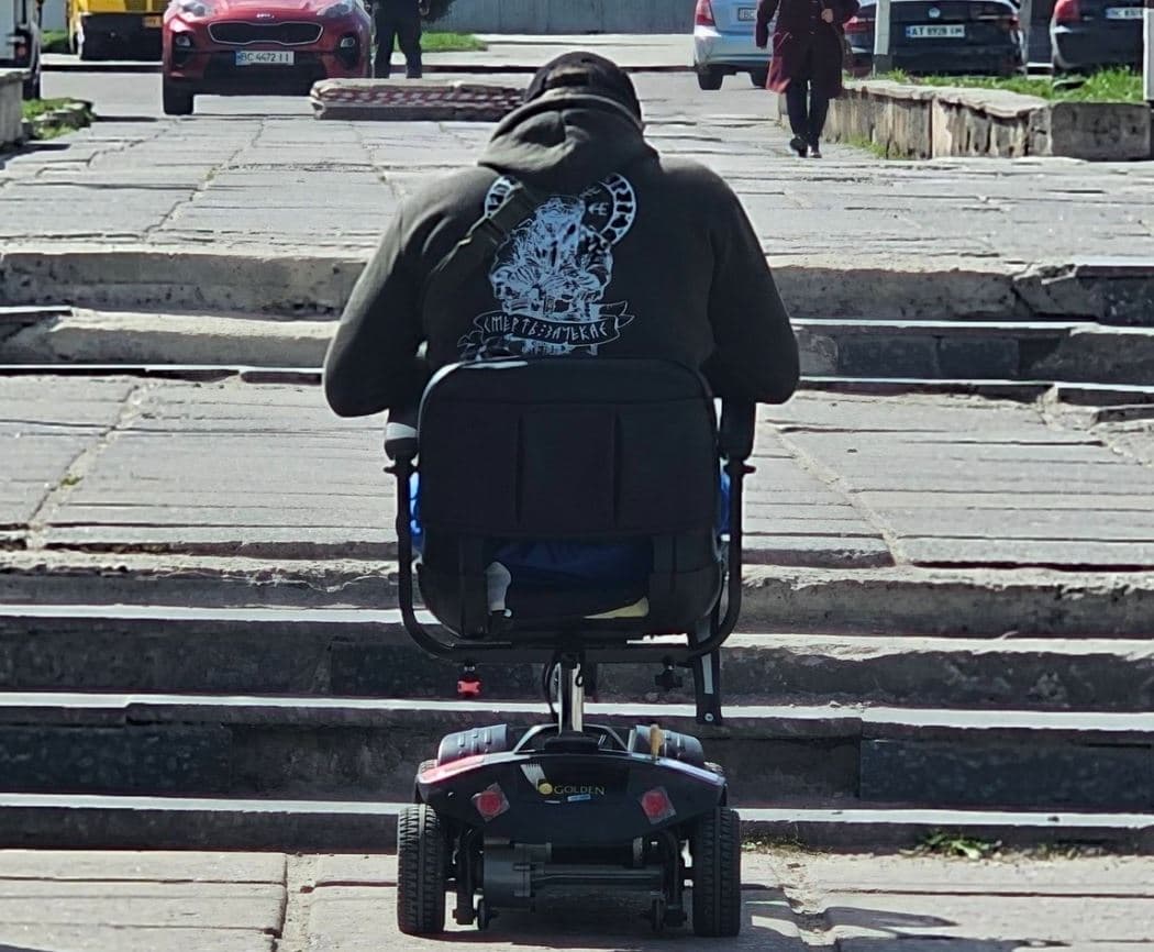 "Вбитися можна": У Львові скаржаться на стан інфраструктури і відсутність безбар’єрності біля ЦУМу 
