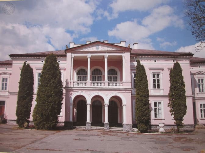 На Львівщині рятували від пожежі пам’ятку архітектури палац Бадені. Фото, відео