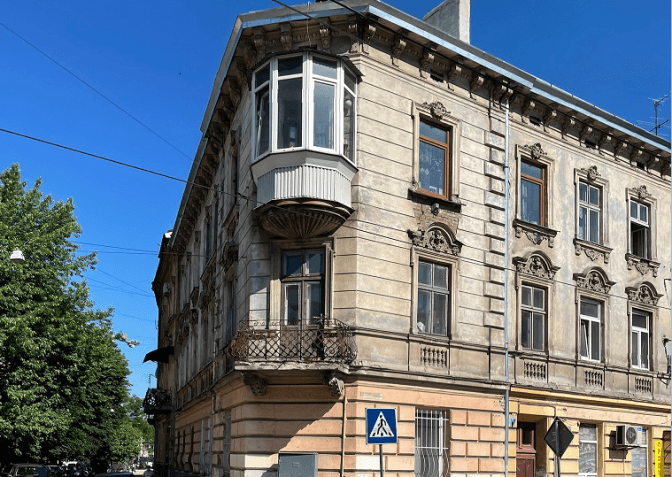У Львові просять демонтувати засклений балкон на Замарстинівській