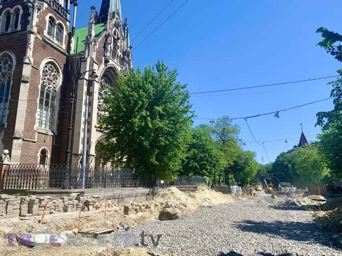 На нових ділянках у межах реконструкції вулиці Бандери зріжуть низку дерев. Обіцяють висадити нові