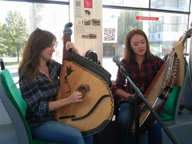 Фото дня. У Львові курсує трамвай, де грають бандуристи