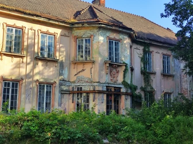 «За 20 років там нічого не зробили». У Львові обурились через руйнування палацу Бесядецьких