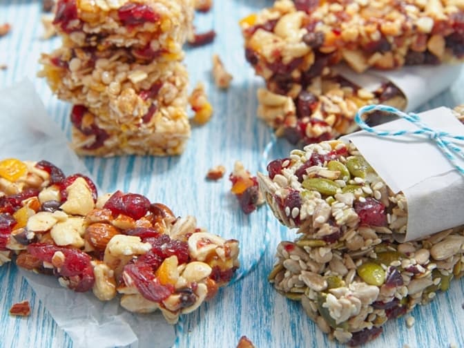 У львівській кав’ярні волонтери виготовляють енергетичні батончики для військових